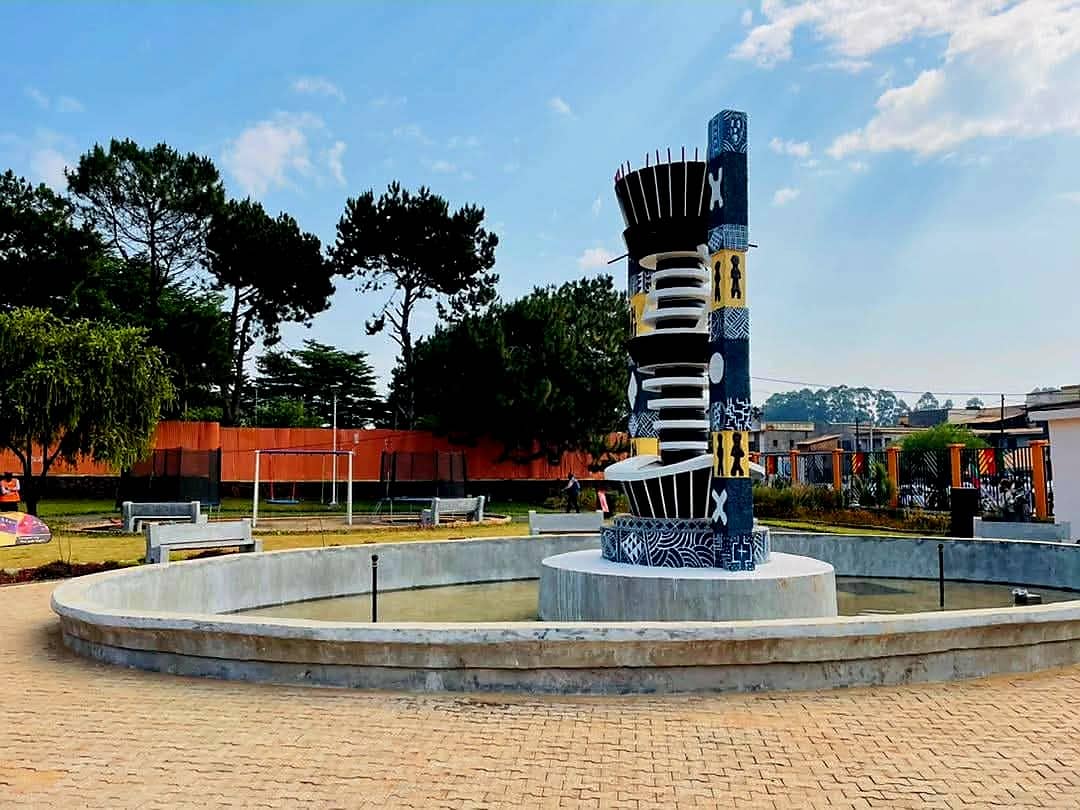  CONSTRUCTION MONUMENT Du peuple GRASSFIELD A BAFOUSSAM